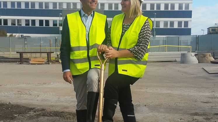 Reshi Chibba, VD, Hotel Hagagatan AB och Maria Lidström, Chef investering och utveckling, Humlegården vid första spadtaget 8 september, 2016. (Foto: Forsen)