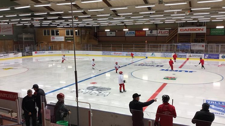  Första gänget är nu på is i A-hallen för säsongen.  Nu är taket klart och isen är spolad.