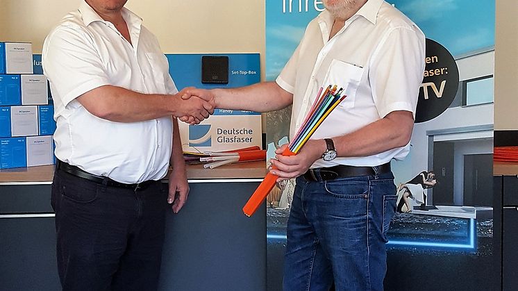 v.l. Bernard Peterander (Deutsche Glasfaser) und Bürgermeister Alexander Fritz (Gemeinde Ammerndorf) setzen auf ein kupferfreies Glasfasernetz.