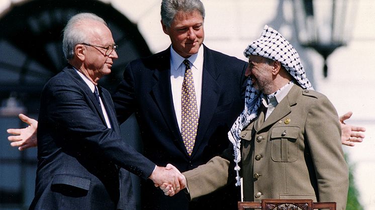 Israels statsminister Yitzhak Rabin, USAs president Bill Clinton og PLOS formann Yasser Arafat ved signering av den offisielle avtalen framføre Det Kvite Hus 13. september 1993. Foto: Gary Hershorn/Reuters / NTB scapix