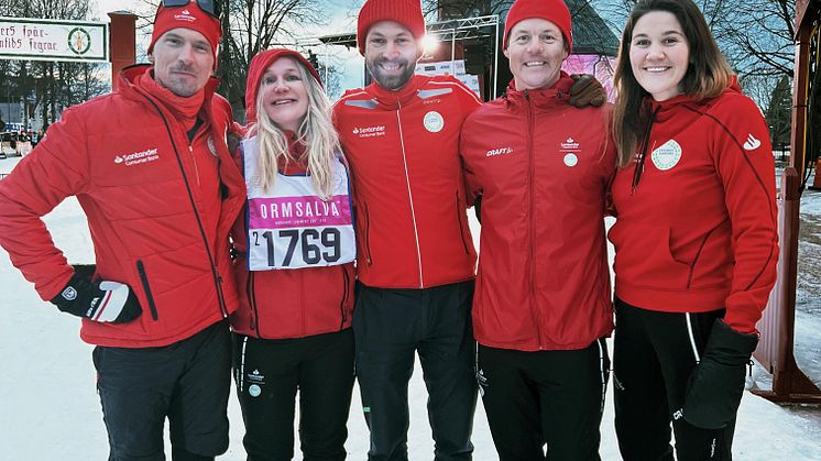 Johan Olsson, Ann Söderlund, Manne Forssberg, Mattias Hargin och Annie Thorén i målgången i Mora.