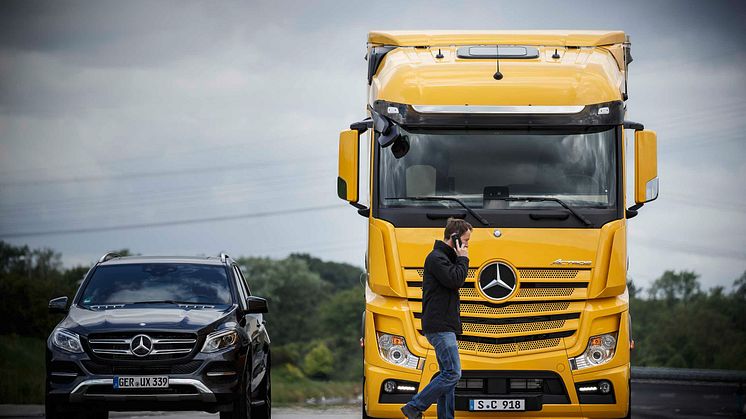 Fjerde generation af Active Brake Assist fra Mercedes-Benz genkender og bremser lastbilen for blandt andet fodgængere