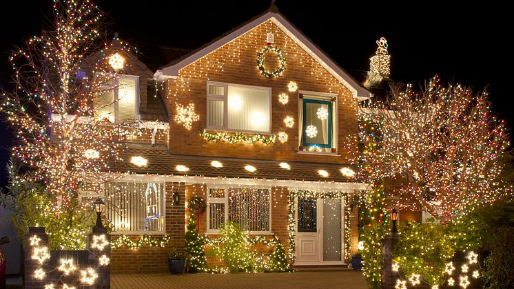 Å dekorere julehuset som i en amerikansk film koster mindre i strøm enn mange tror. 