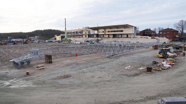 belysningstorn på mark framför västra läktaren