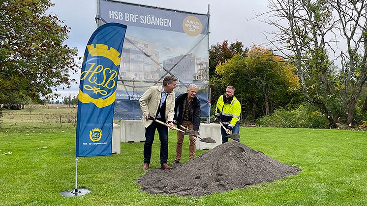 På måndagen den 3 oktober togs det första spadtaget för byggnationen av bostadsrättsföreningen Sjöängen i Vadstena av Anders Stjärnberg (HSB Östergötlands VD), Peter Karlsson (Kommunstyrelsens ordförande) och Conny Bagger (projektchef NCC).
