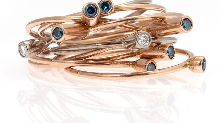 Jytte Kløve- Lege-ring af 14 kt. rosaguld og hvidguld prydet med talrige brillantslebne diamanter på i alt ca. 0.24 ct. 1996. Vurdering- 10.000-12.000 kr..jpeg