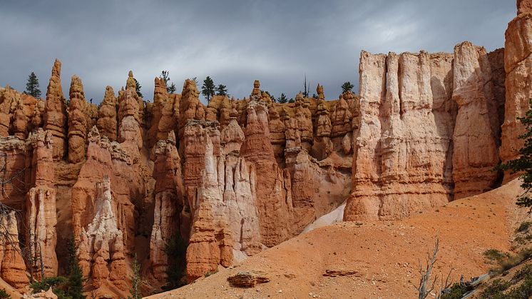 Hoodoos i Bryce Canyon, Utah, som är en gammal sjöavlagring av sötvattenssediment. Den brandgula färgen kommer från järnoxid, alltså ”rost”. 