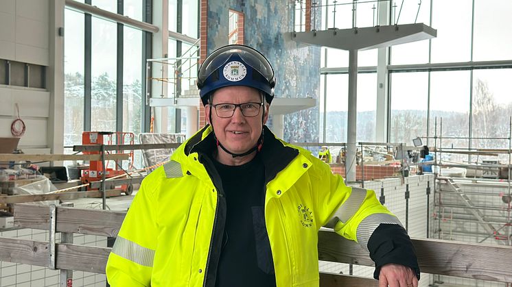 Nu börjar Rimnersbadet bli klart. Här syns projektledare Anders Emilsson framför hopptornsväggen vid den multifunktionella 50-metersbassängen.