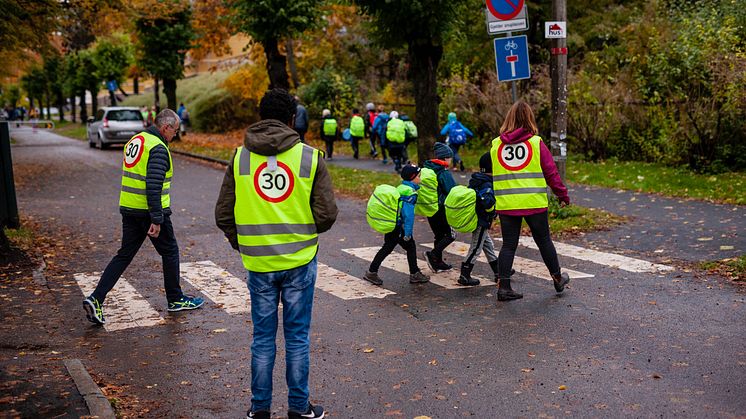 Følgegruppe med refleksvester på vei til Grefsen skole 3
