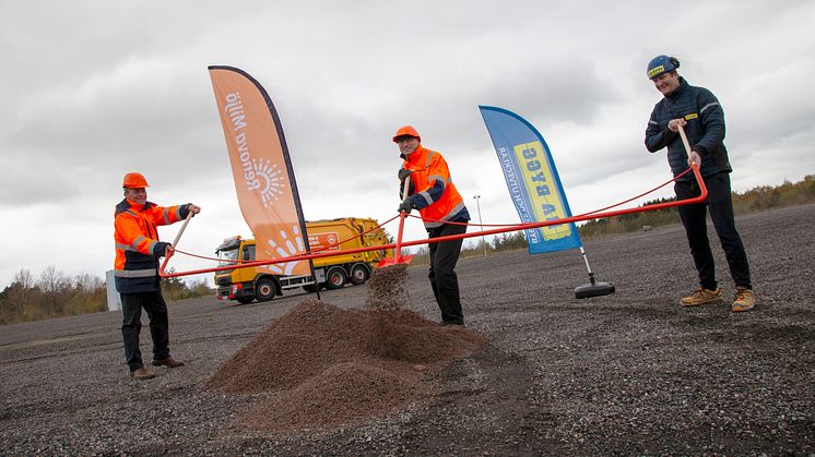 Nu kör vi igång verkstadsbygget! Ett gemensamt första spadtag på coronasäkert avstånd togs av Renovas vd Anders Åström, Renovas styrelseordförande Magnus Palmlöf och RA Byggs vd Olof Johannesson.