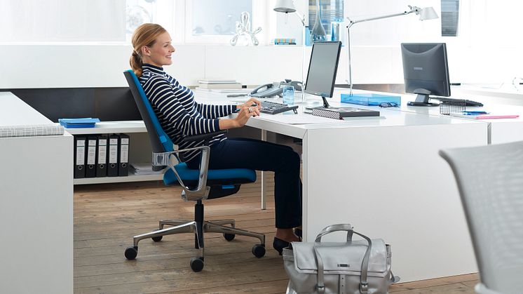 Rücken gesund und fit: Der Bürostuhl sollte bequem und ergonomisch sein. So können Arbeitnehmer ihren Rücken direkt während der Arbeit schonen, wie hier ein Beispiel der Firma Klöber zeigt. 