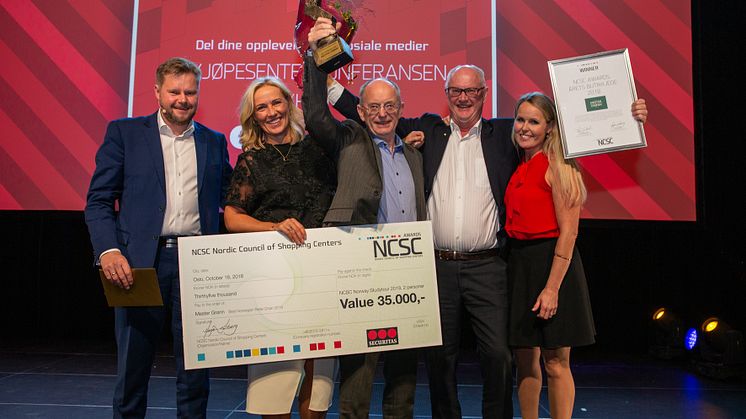 Markedsdirektør Hege Hildeng og eierne Ola og Erling Ølstad kunne stolt ta i mot prisen for Årets butikkjede 2018.