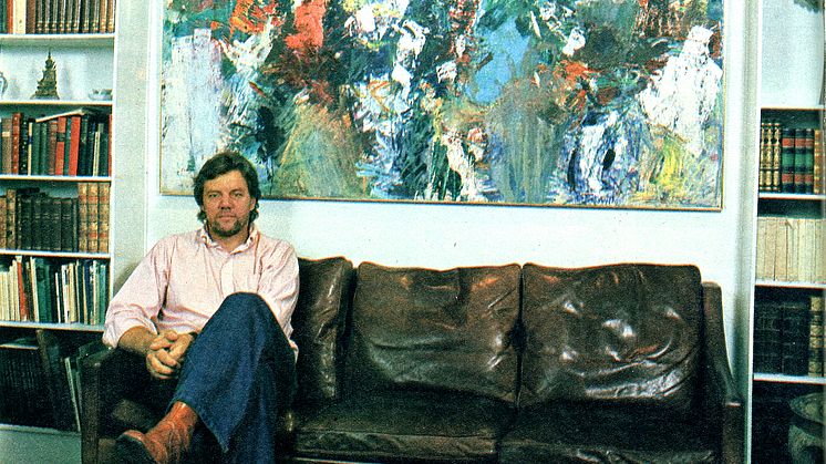 Morten Grunwald i 1978 i sit hjem med "Flodfjældets skønhed" af Per Kirkeby hængende over sofaen. Værket udbydes hos Bruun Rasmussen og er vurderet til 1,5-2 mio. kr. Fotograf: Knud Jacobsen. Foto bragt i artikel i Hjemmet, 1978. 