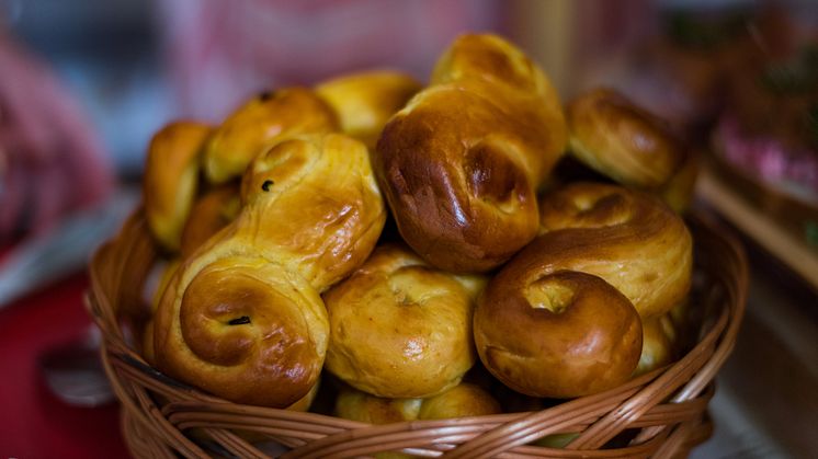 DEST_SWEDEN_CHRISTMAS_MARKET_THEME_FOOD_LUSSEKATTER_SWEDISH_SAFRON_BUNS_GettyImages-858223134_Universal_Within usage period_99938