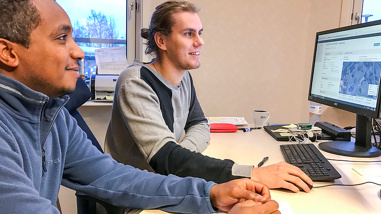 Desale Aregay tillsammans med sin handledare Marcus Nordefors.