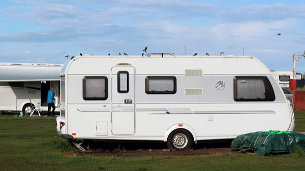 Mange irriterer seg over campingvogner. Det viser en undersøkelse Gjensidige har gjennomført med hele 3 500 bilister. 