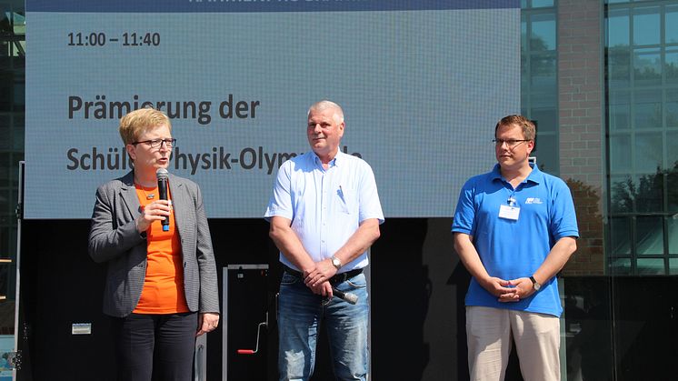 TH-Präsidentin Professorin Dr. Ulrike Tippe, Fachberater Jonny Mühling und Studiengangsprecher Prof. Dr. Christoph Gerhard (v.l.) überreichten die Preise.