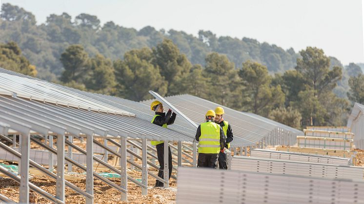 SUNOTEC_press-photo_workers-assemble-solar-module