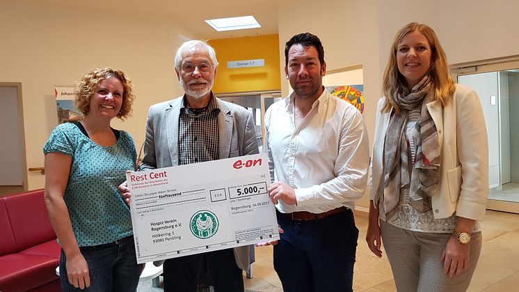 Palliative-Care-Fachkraft und Koordinatorin des ambulanten Hospiz- und Palliativ-Beratungsdienstes Katrin Dehner (v. l.) und Hospiz-Vereins-Vorsitzender Manfred Beer nahmen die Spende von den Betriebsräten Stephan Dittmann und Tanja Kagerer entgegen.