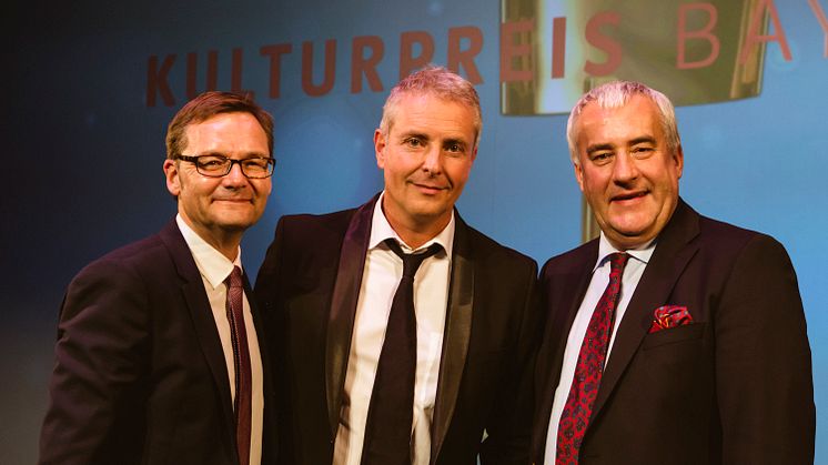 Der Dirigent Alexander Liebreich (Mitte) hat den diesjährigen Sonderpreis aus den Händen des bayerischen Kunstministers Dr. Ludwig Spaenle (r.) erhalten. Erster Gratulant war Bayernwerk-Vorstandsvorsitzender Reimund Gotzel.
