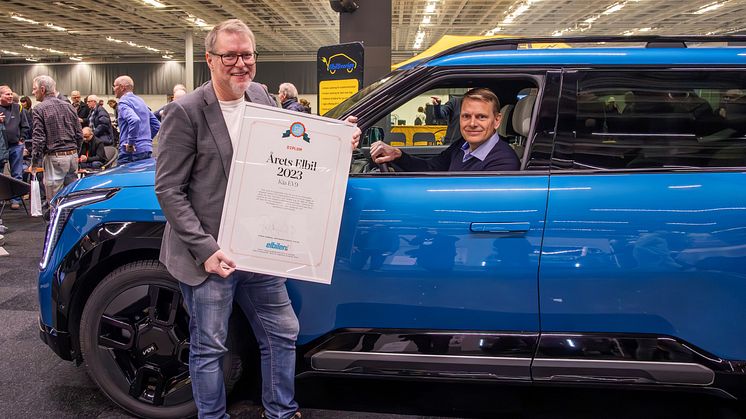 Fredrik Sandberg, chefredaktör på tidningen Elbilen delar ut diplomet för Årets elbil 2023 - Kia EV9 - till Joakim Jöhncke, produktchef Kia Sweden.