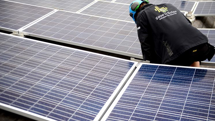 Wallenstam fortsätter sin satsning på montering av solceller i befintligt fastighetsbestånd. Just nu monteras 245 solcellsmoduler på Trollesundsvägen i Bandhagen.