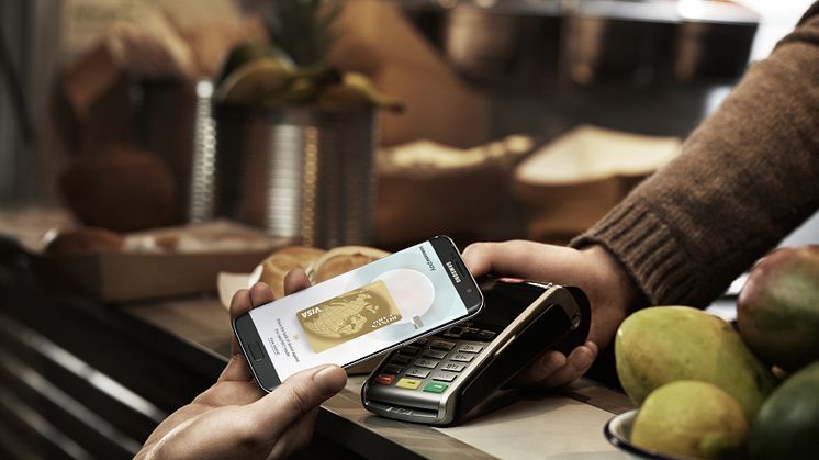 Samsung-Pay]-Lifestyle_S7edge_VBC_Gold_Low