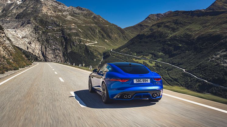 Jag_F-TYPE_R_21MY_Velocity_Blue_Reveal_Switzerland_02.12.19_08