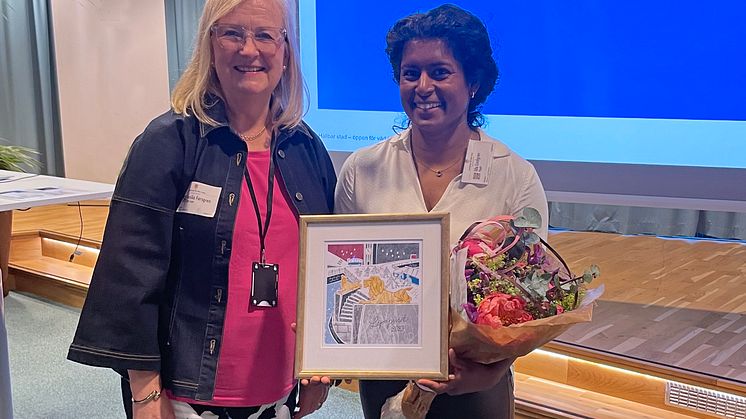 Göta Lejons vd Annika Forsgren (t v) överlämnar Lejonpriset till Ida Lindgren, hållbarhets- och säkerhetsansvarig på Higab. Foto: Anne-Lise Perica