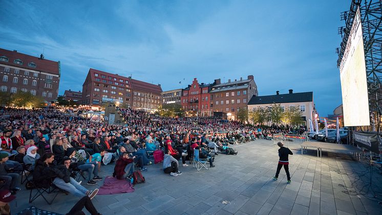 Över 8000 människor valde att besöka Stortorget i torsdagskväll för att se matchen mellan PAOK och ÖFK.
