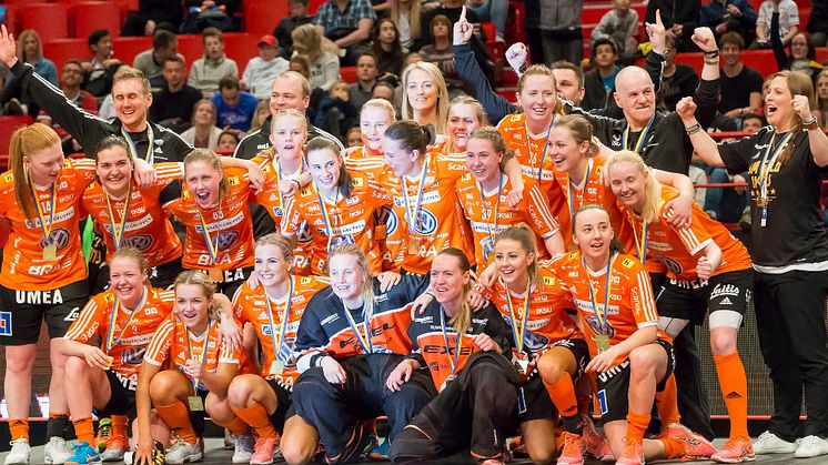IKSU:s damlag i innebandy firar SM-guldet. Foto: Magnus Norrman