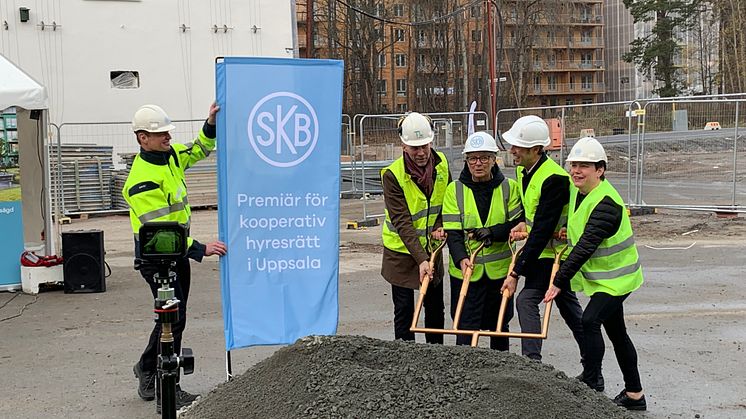 Spadtaget togs av Johan Edlund vd TL Bygg AB, Charlotte Axelsson ordförande SKB, Erik Pelling kommunstyrelsens ordförande Uppsala kommun, samt Eva Nordström vd SKB. Fastighetsutvecklingschef Johan Jarding håller flaggan. Foto: Mikael Uppling, AIX