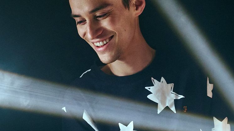 Den 11. februar 2022 åbner multiinstrumentalisten, Jacob Collier, for sit magiske musikalske rum i Store VEGA, hvor kun fantasien sætter grænser.
