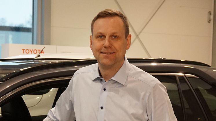 Toyotas hybridbiler er svært ettertraktede i markedet, sier Eddy Reinfjord, driftsleder hos Nordvik Toyota Brønnøysund. Foto: Nordvik AS.