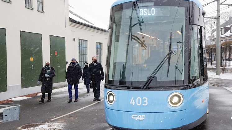 Kronprinsen besøker ansatte i Sporveien, på Holtet trikkebase, og får fremvist en av Oslos nye trikker