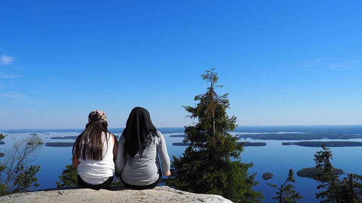 Naturen stödjer integration genom att erbjuda nya erfarenheter och förbättra invandrarnas hälsa och välbefinnande. På detta foto bekantar sig invandrare med landskapet i den finska nationalparken Koli. Foto: Aleksandra Riki