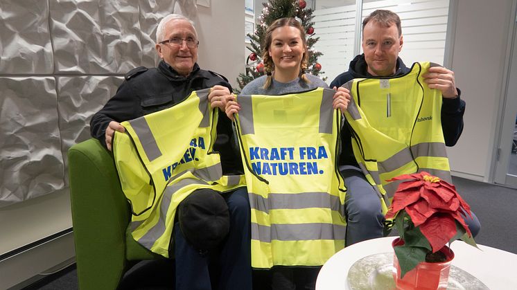 Bjørn Bjerke sammen med Miriam Nilssen og Jan Øivind Hekkelstrand fra Ishavskraft. 