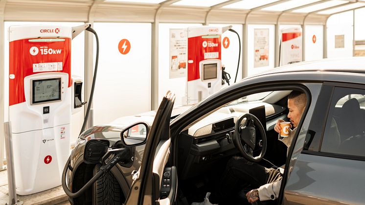 Circle K har tagit reda på svenskarnas inställning till elbilen i en ny stor undersökning