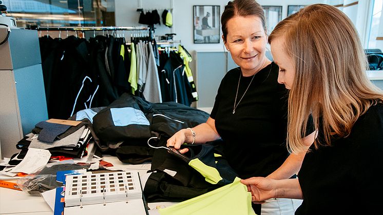 Åsa Elvstrand, produktutvecklare och Johanna Manhag, kategorichef granskar alltid materialen noga i arbetskläder.