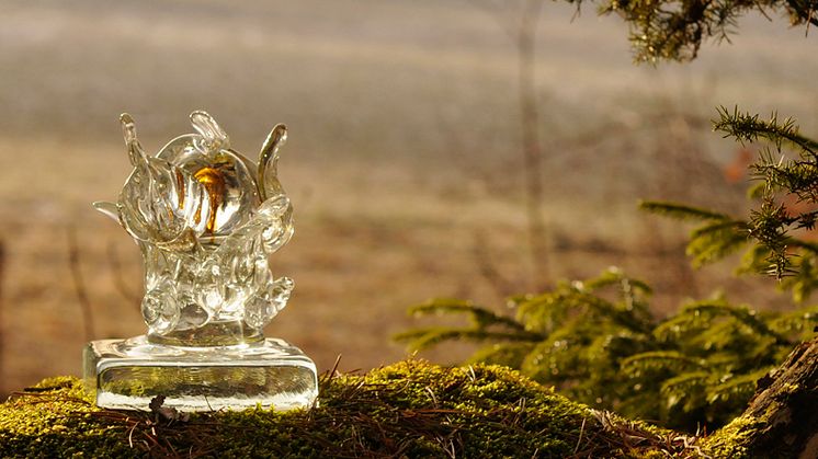 Mottagaren av Naturvårdspriset får statyetten Radicula. Foto: J Samuelsson