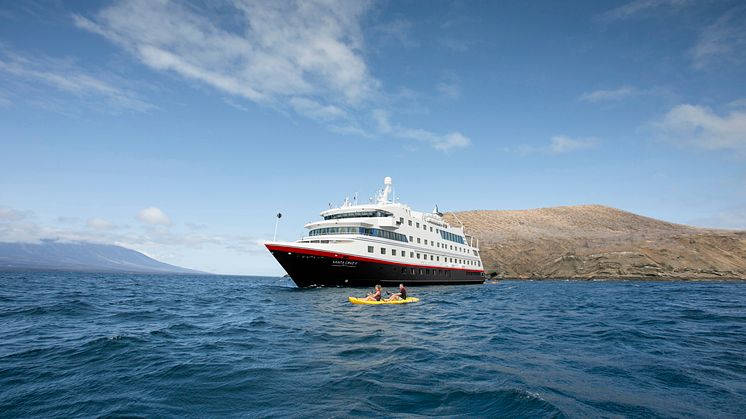 TIL GALAPAGOS: Med god plass til bare 90 gjester, får Hurtigruten Expeditions-reisende en eksklusiv opplevelse om bord på MS Santa Cruz II. Foto: Hurtigruten Expeditions 
