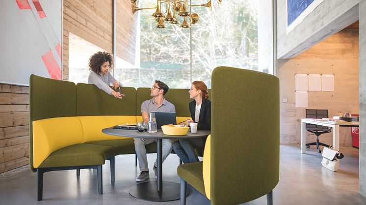 Eine vielfältige Arbeitsumgebung im Büro, die Zusammenarbeit und interne Kommunikation fördert, erhöht die Weiterempfehlungsbereitschaft der Mitarbeiter. Bild: Sedus