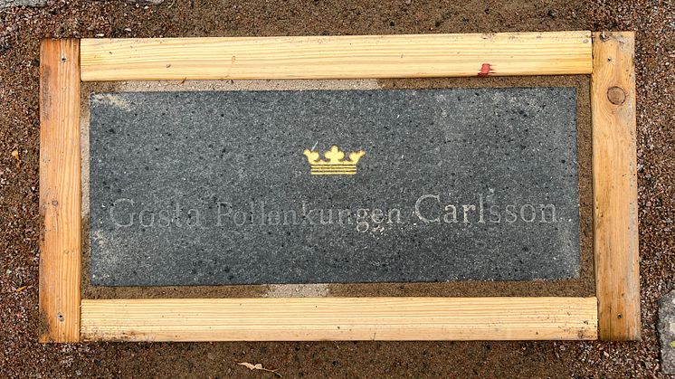 Tre kända Ängelholmare förevigas på Storgatan