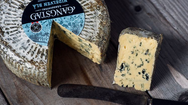 Hurtigruten Serves the World’s Best Cheese; Submerges another 4,500 sparkling wine bottles into the ocean