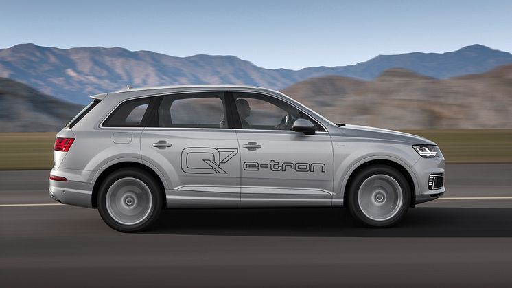 Audi Q7 e-tron 2.0 TFSI quattro (Asian market) right side dynamic