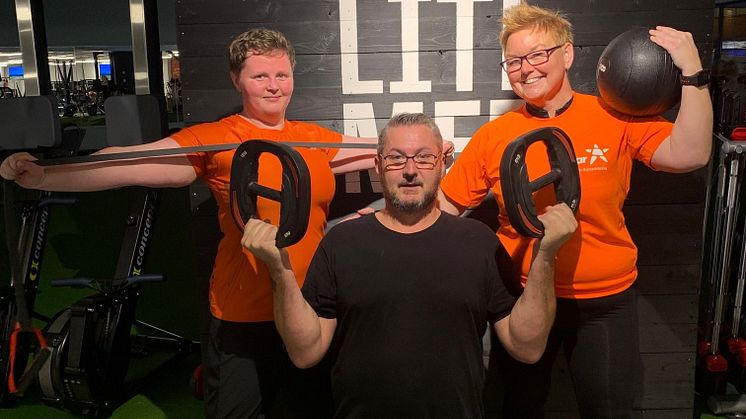 Fastighetsvärdarna Rosalie och Peter tränar på arbetstid tillsammans med miljövärden Maria och deras andra kollegor