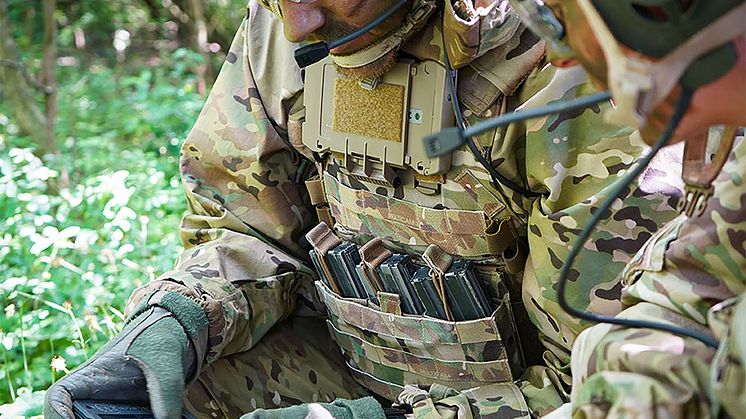 img1173_01_dk_soldiers-with-sitaware-edge-device-in-woods