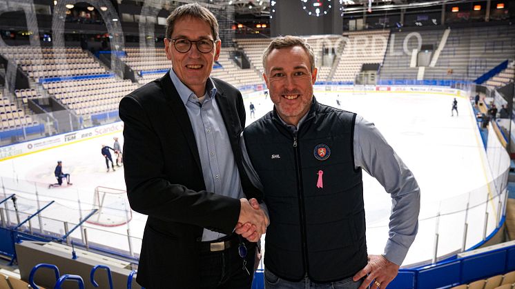 Rolf Hunt, affärsområdeschef Kraft och värme, Växjö Energi och Johan Markusson, vd Växjö Lakers Hockey.