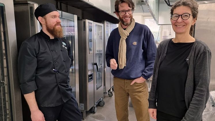 Kocken Rickard Hållén (t v) och enhetschef Niclas Gerdsling (mitten) har ett tätt samarbete i köket för att komma fram till nya klimatsmarta lösningar. På bilden syns också miljöchef Anna-Lena Carling.