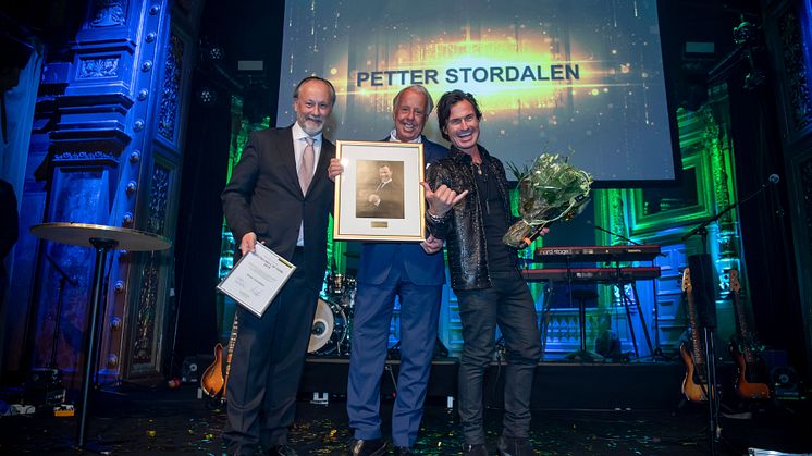 Petter Stordalen under prisutdelningen av Visitas Hall of Fame. På bilden syns även fr v Visitas VD Jonas Siljhammar och Christer Johansson, ordförande i juryn.